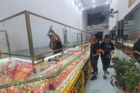 Thi công tủ nhôm kính hai lớp cho cửa hàng vàng, đá quý
