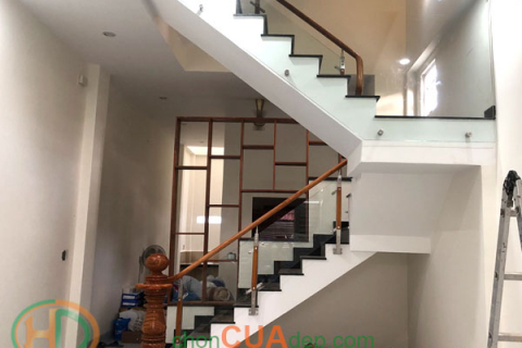 Lan can cầu thang kính tay vịn gỗ căm xe Biên Hòa Đồng ...
