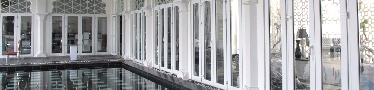 Banner cua nhua upvc